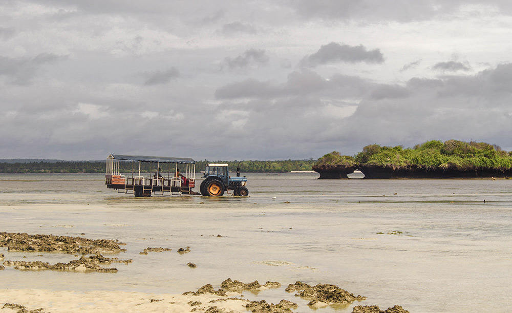 Tractor crossing the ocean between the Chale Island and the main land during low tide